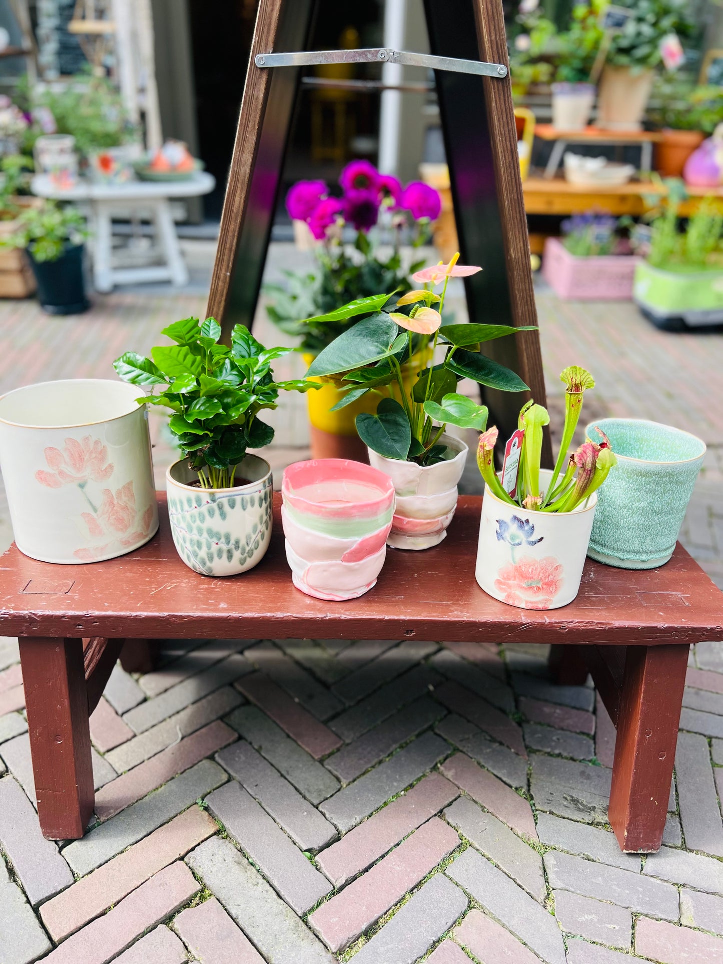 Bloempot gebroken wit met bloemen