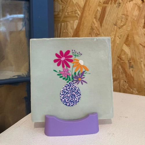 Tegeltje bloemen in paarse vaas