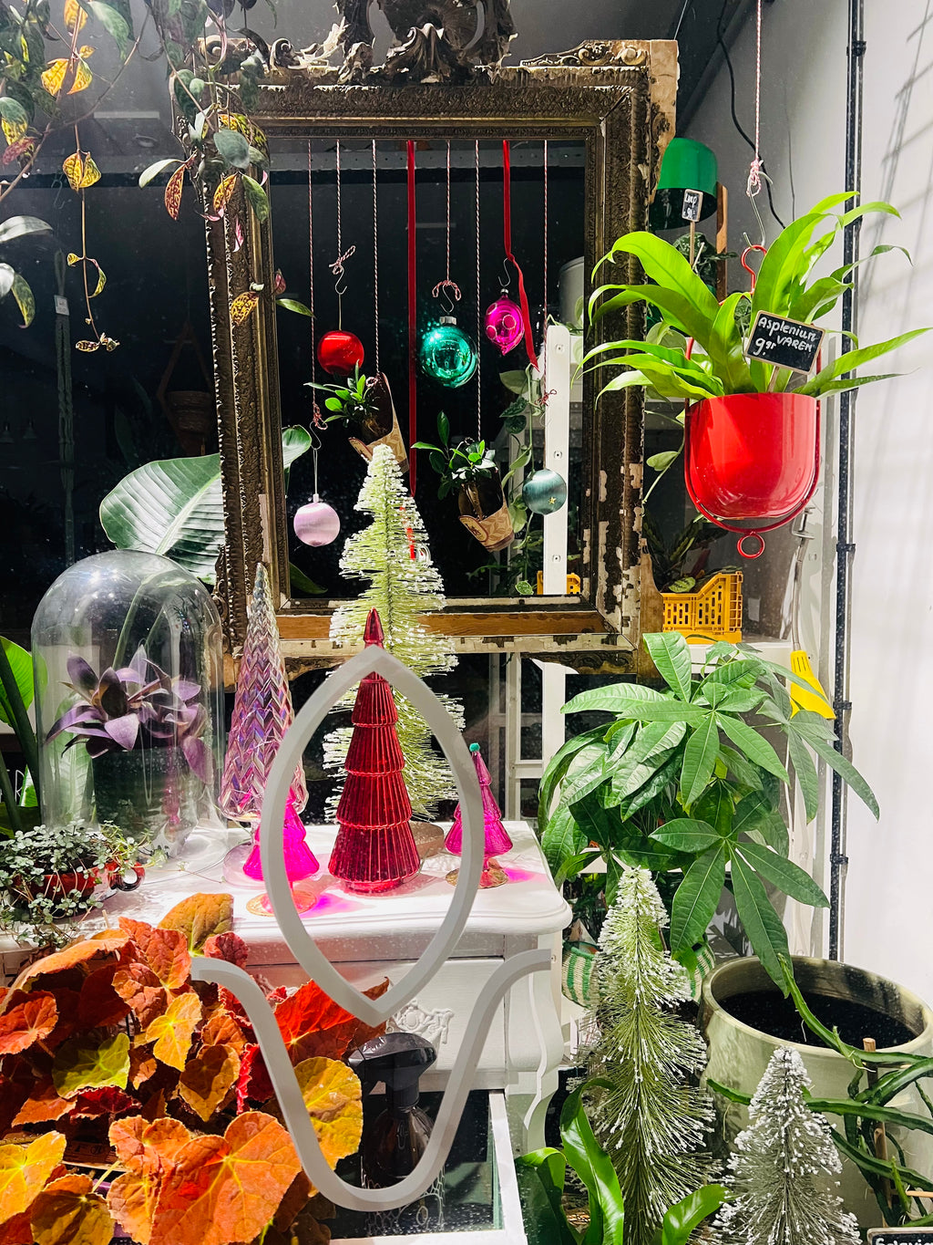 Kerstboom licht groen met sneeuw