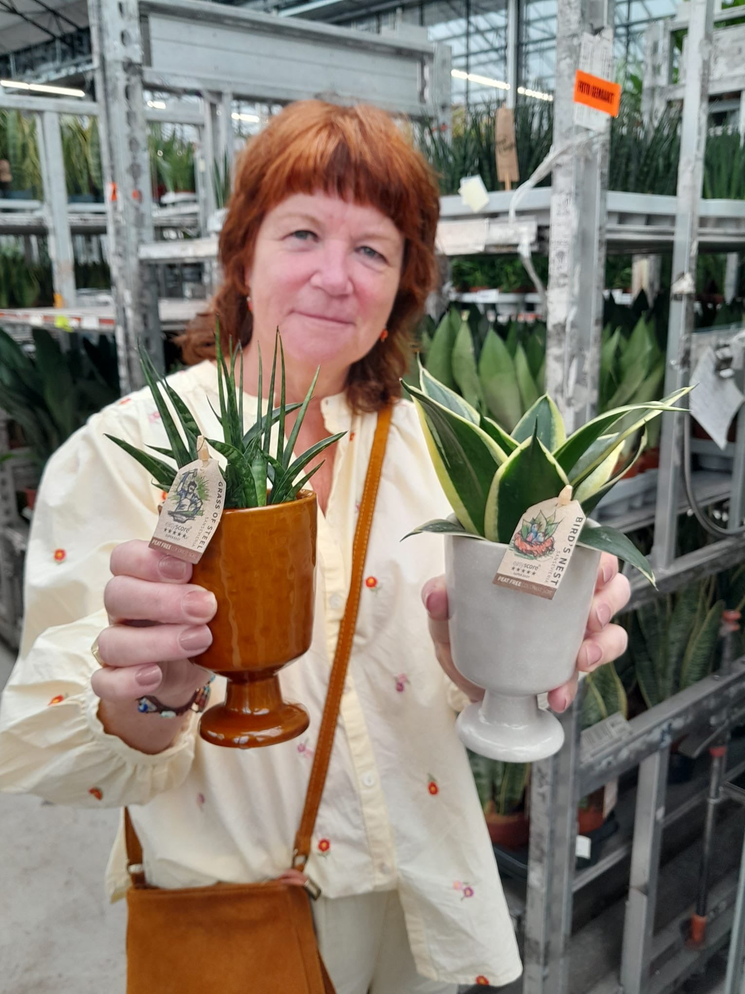 Bloempotje licht bruin op voet