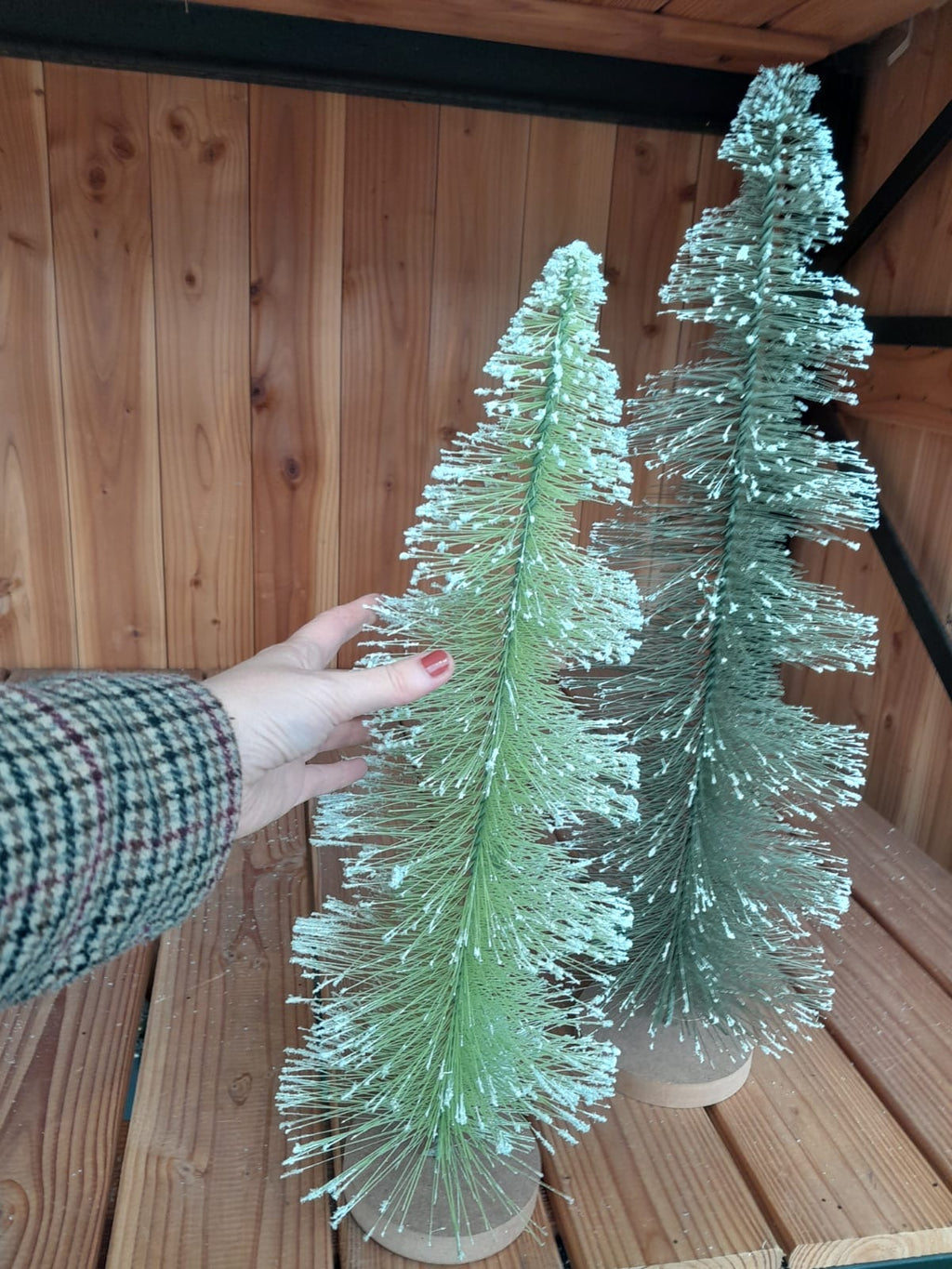 Kerstboom licht groen met sneeuw