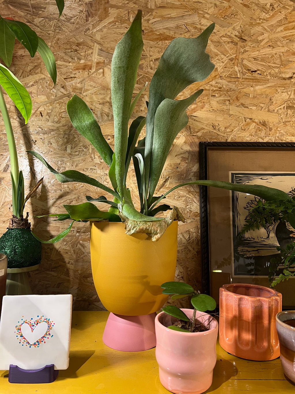 Bloempot roze met oker kleur voet