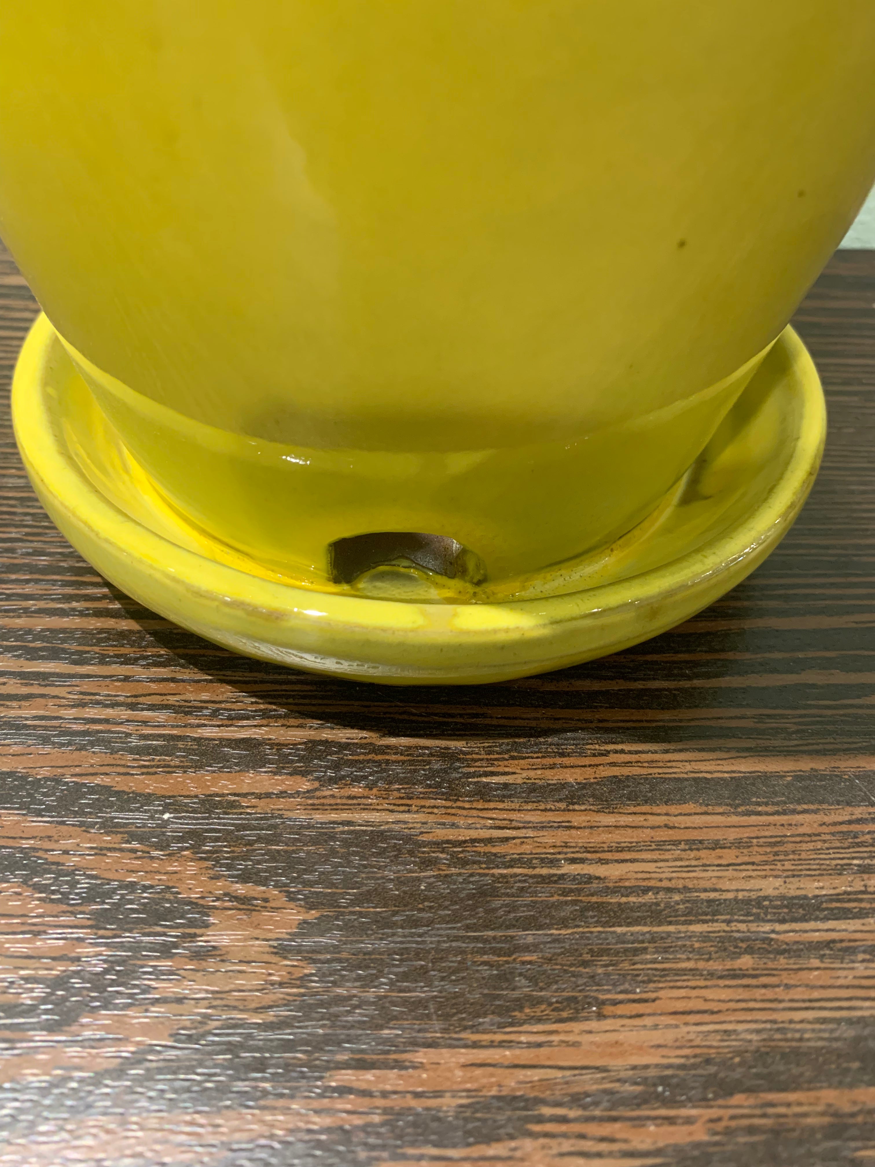 Bloempot met vaste schotel geel